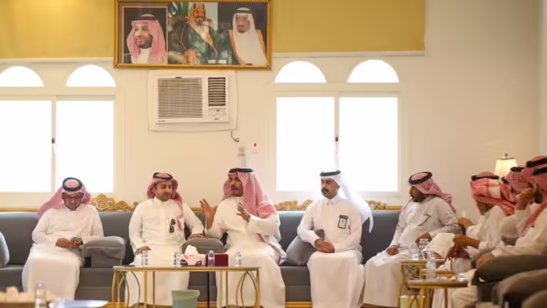 Read more about the article لقاء بين رئيس مركز الحبيل و رئيس بلدية رجال ألمع بشأن الموضوعات المتعلقة بالمشاريع التنموية