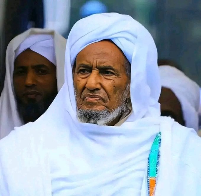 Read more about the article المفتي الحاج عمر إدريس (1937 – 2025): حياة مليئة بالإيمان والحكمة والإصلاح بين الناس