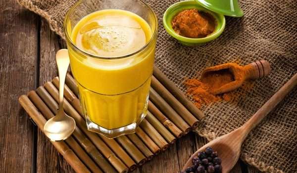 Read more about the article الكركم مع الحليب .. لماذا يُطلق عليه المشروب الذهبي؟