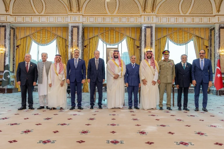 Read more about the article السعودية وتركيا وباكستان توقع اتفاقية مكة للدفاع المشترك